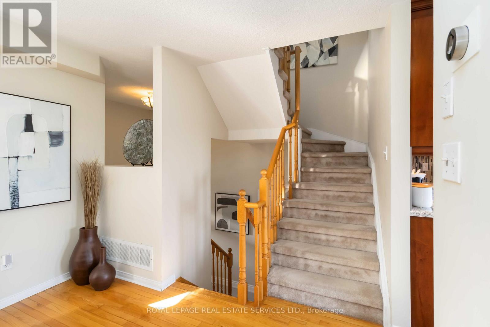 1584 Woodhenge Way, Mississauga, Ontario  L5N 7T1 - Photo 6 - W12671452