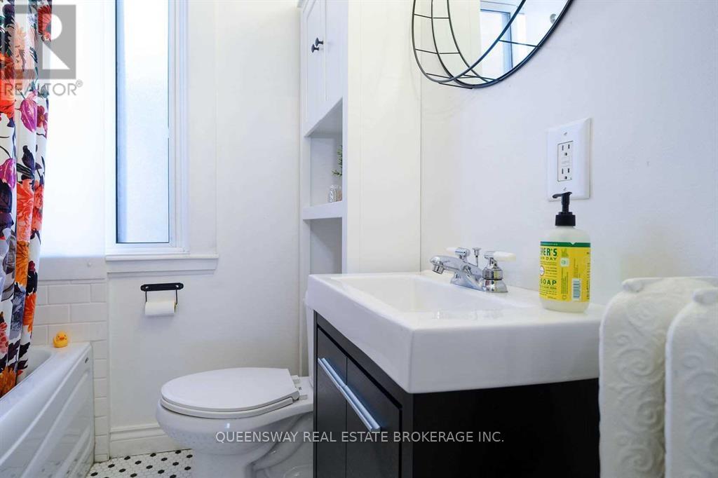 Upper - 17 Fairholt Street S, Hamilton, Ontario  L8M 2T2 - Photo 9 - X12671414