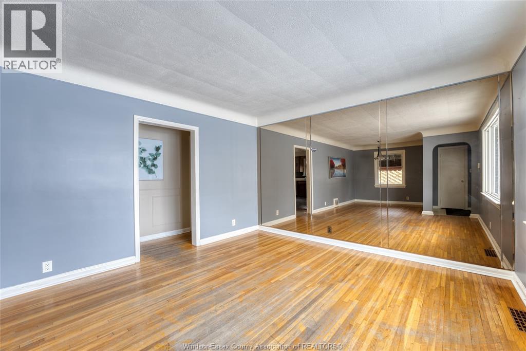 3311 Longfellow, Windsor, Ontario  N9E 2L7 - Photo 3 - 26000450