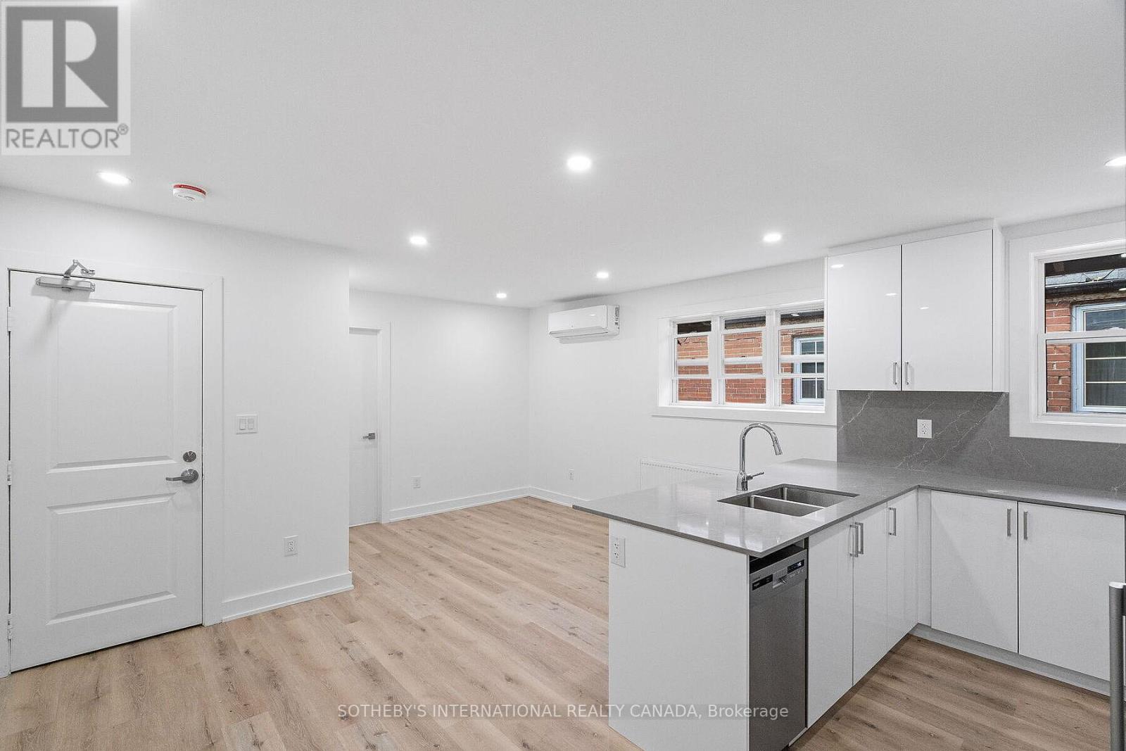 Upper - 28 Strathgowan Avenue, Toronto, Ontario  M4N 1B9 - Photo 10 - C12671526