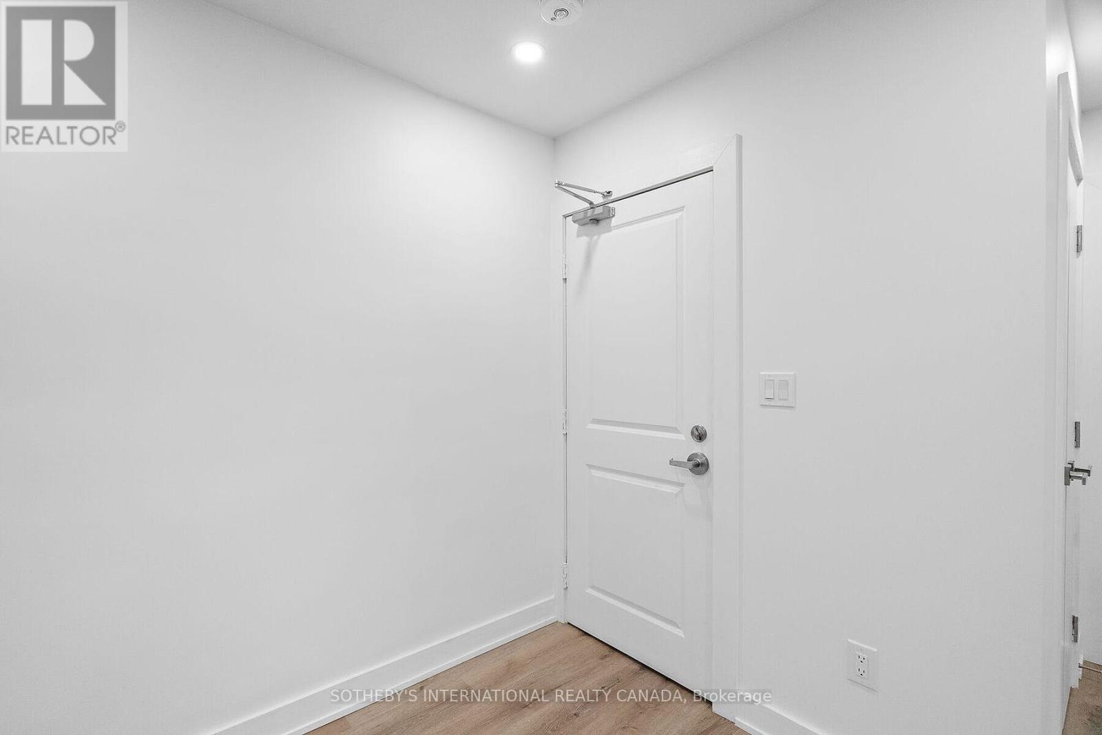 Upper - 28 Strathgowan Avenue, Toronto, Ontario  M4N 1B9 - Photo 2 - C12671526