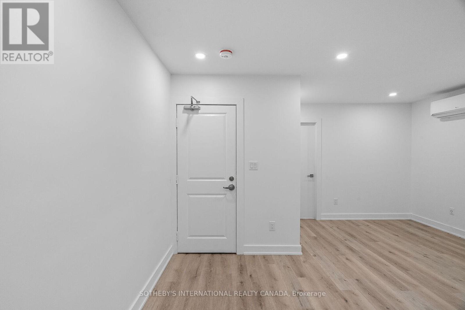 Upper - 28 Strathgowan Avenue, Toronto, Ontario  M4N 1B9 - Photo 3 - C12671526