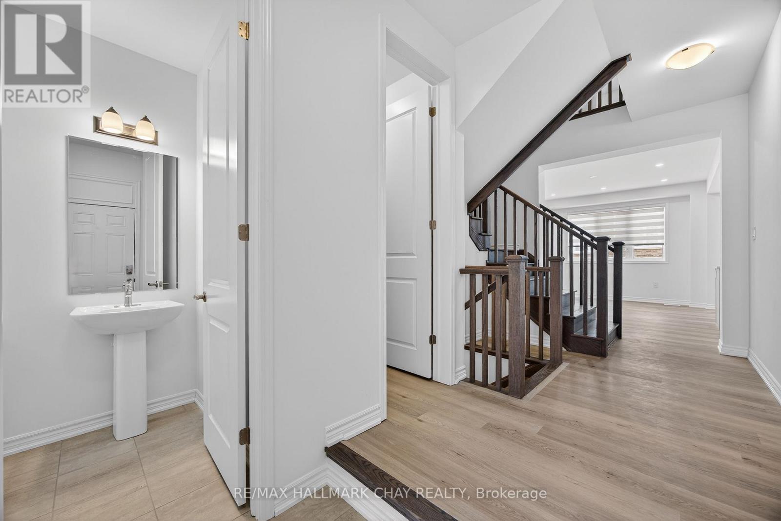 18 Ivory Road, Barrie, Ontario  L9J 1B6 - Photo 5 - S12671594