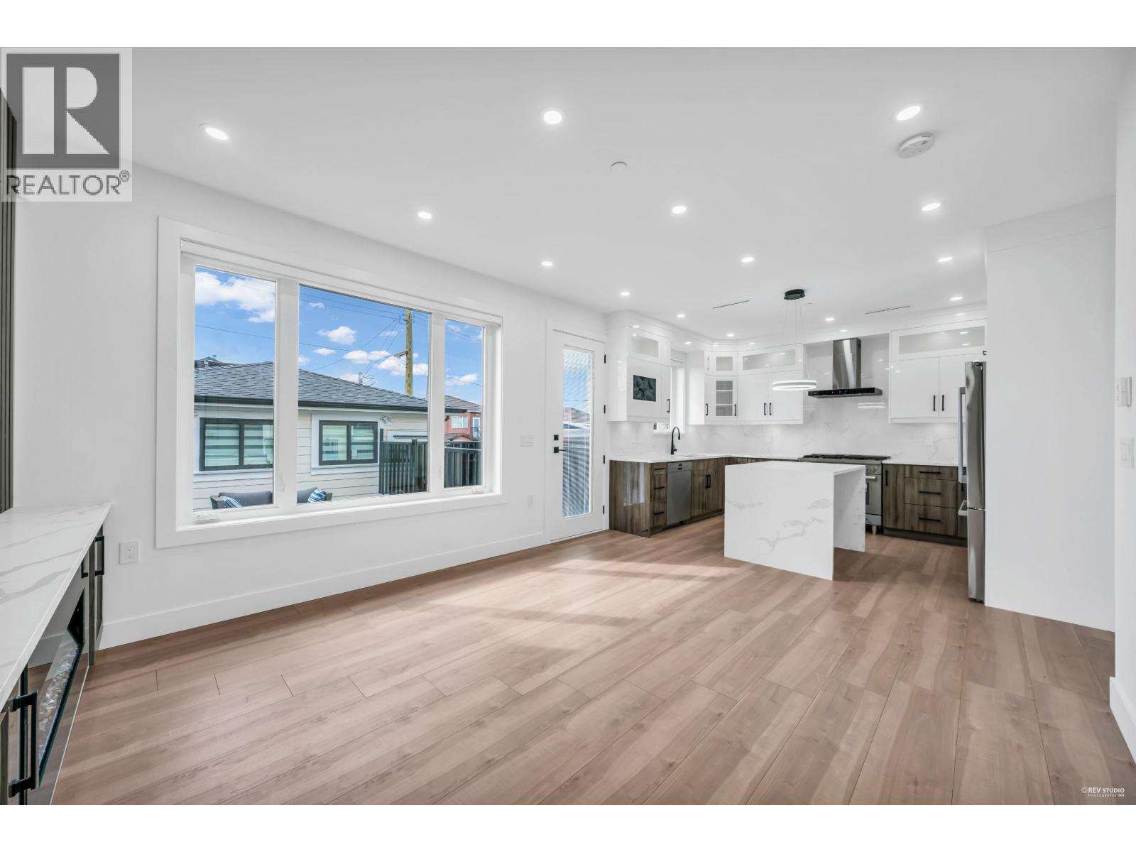 2 3344 Adanac Street, Vancouver, British Columbia  V5K 2P3 - Photo 1 - R3076073