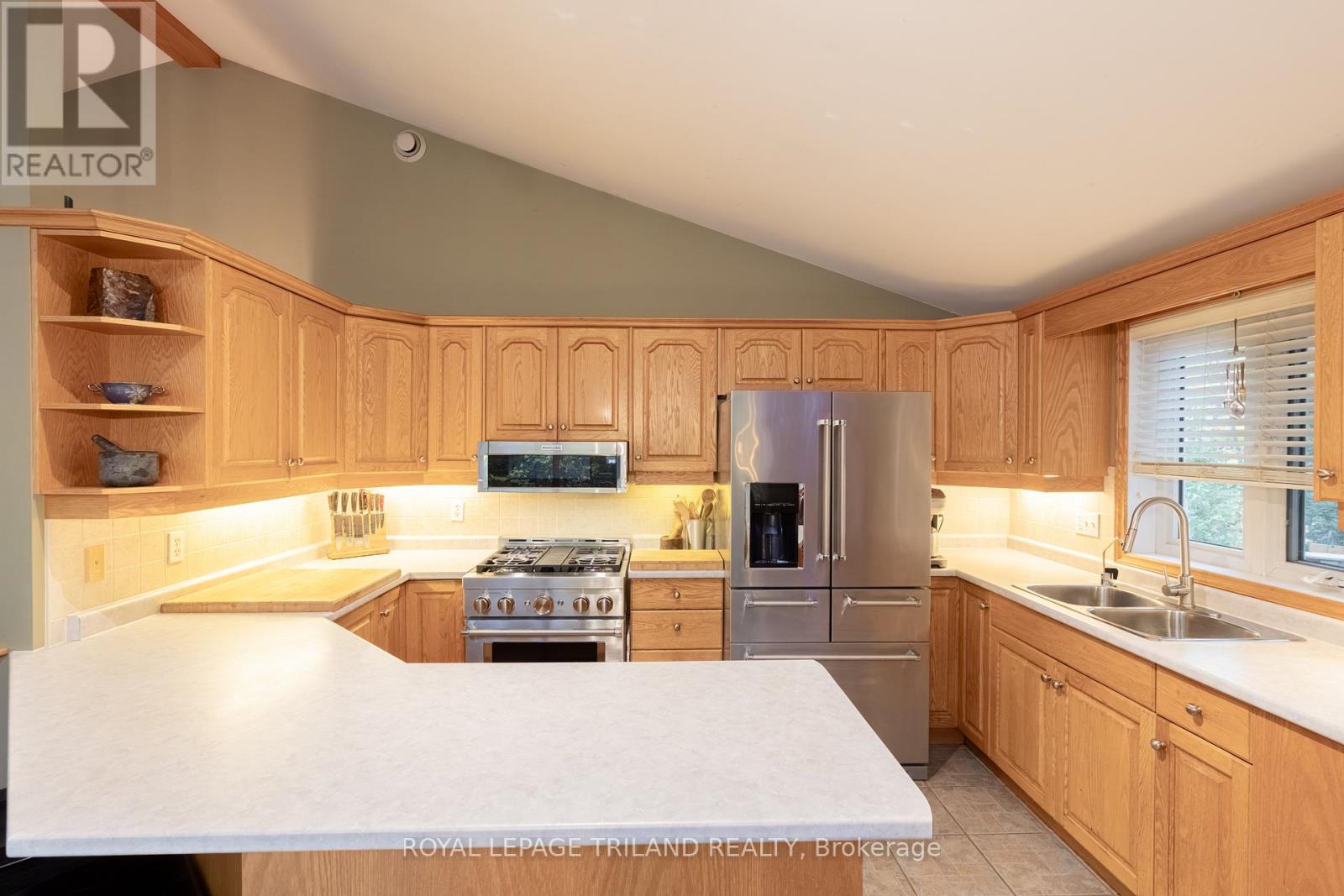 10092 Lakeshore Road, Lambton Shores, Ontario  N0M 1T0 - Photo 16 - X12671882