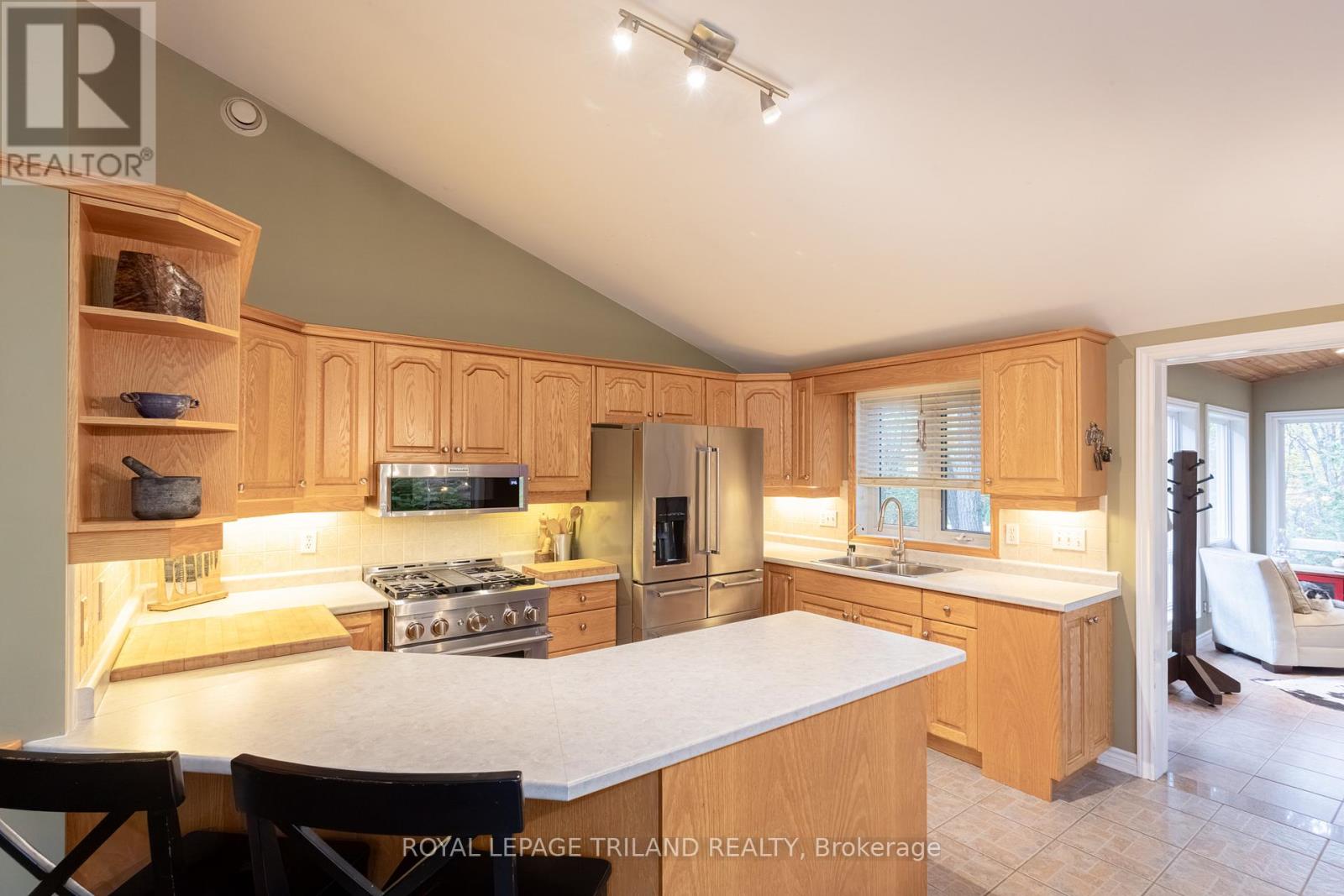 10092 Lakeshore Road, Lambton Shores, Ontario  N0M 1T0 - Photo 17 - X12671882