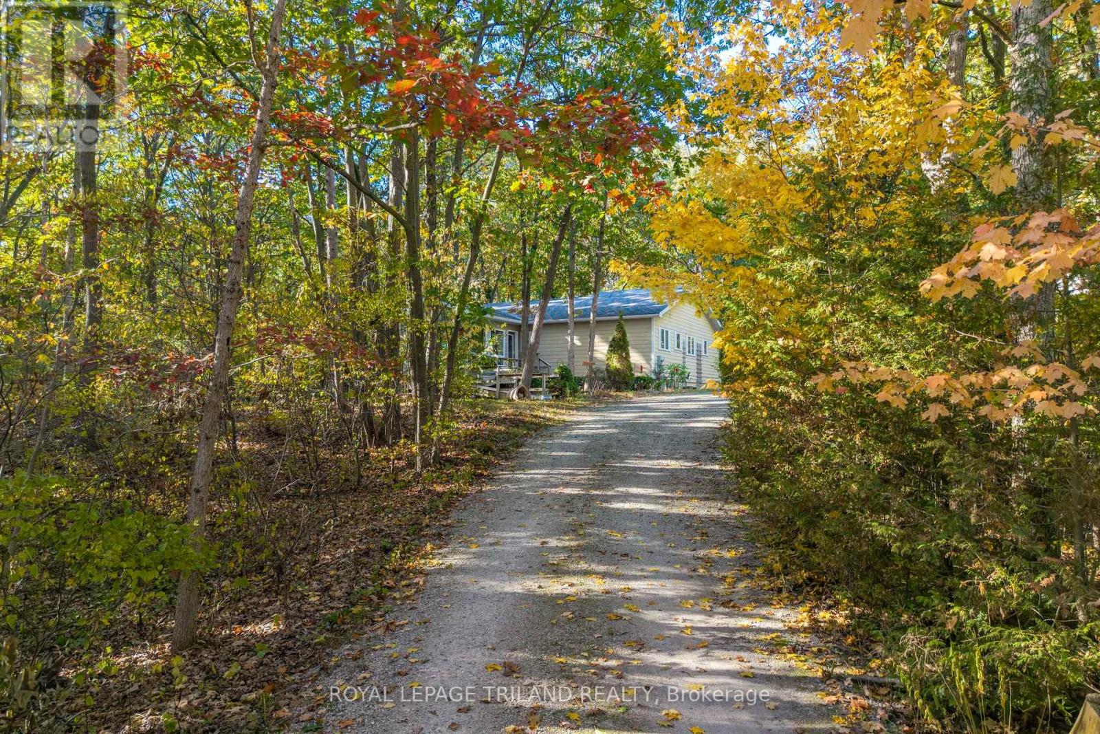 10092 Lakeshore Road, Lambton Shores, Ontario  N0M 1T0 - Photo 36 - X12671882