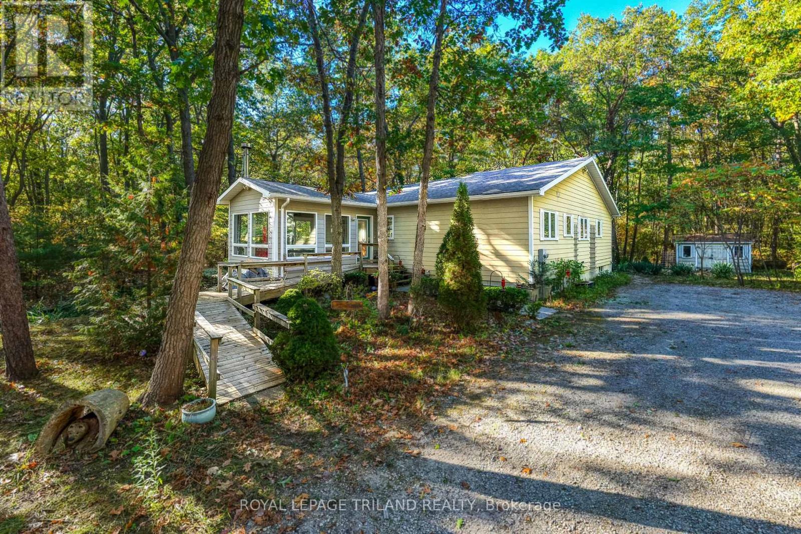 10092 Lakeshore Road, Lambton Shores, Ontario  N0M 1T0 - Photo 37 - X12671882