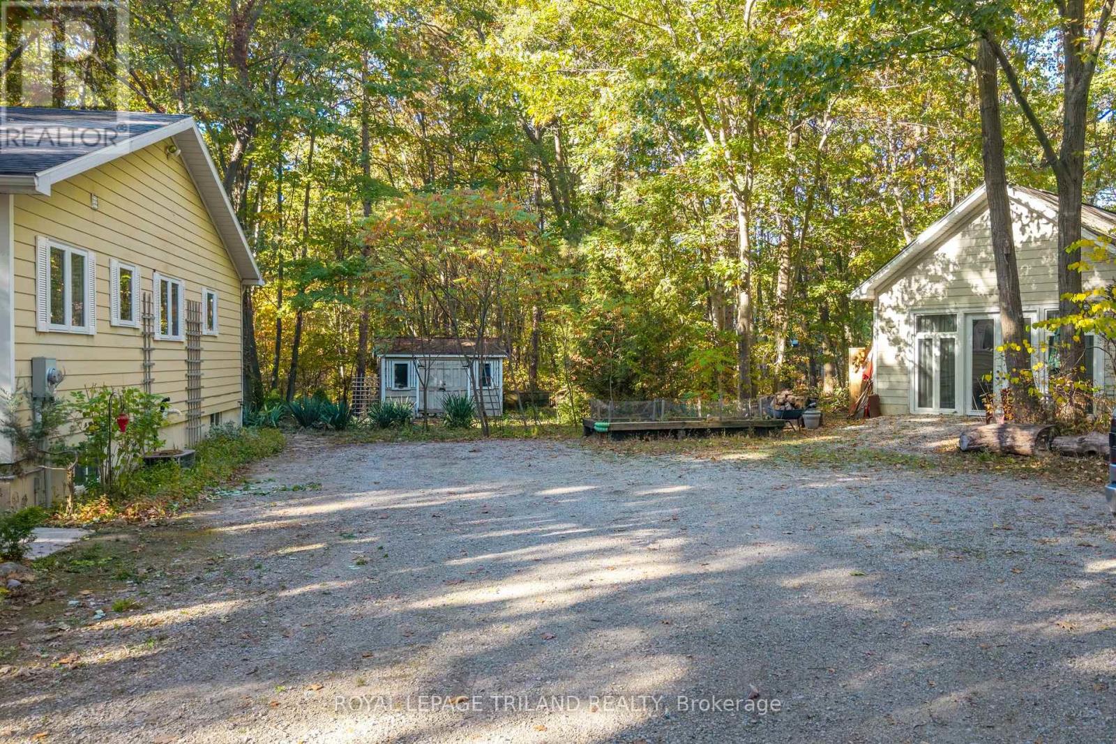 10092 Lakeshore Road, Lambton Shores, Ontario  N0M 1T0 - Photo 5 - X12671882