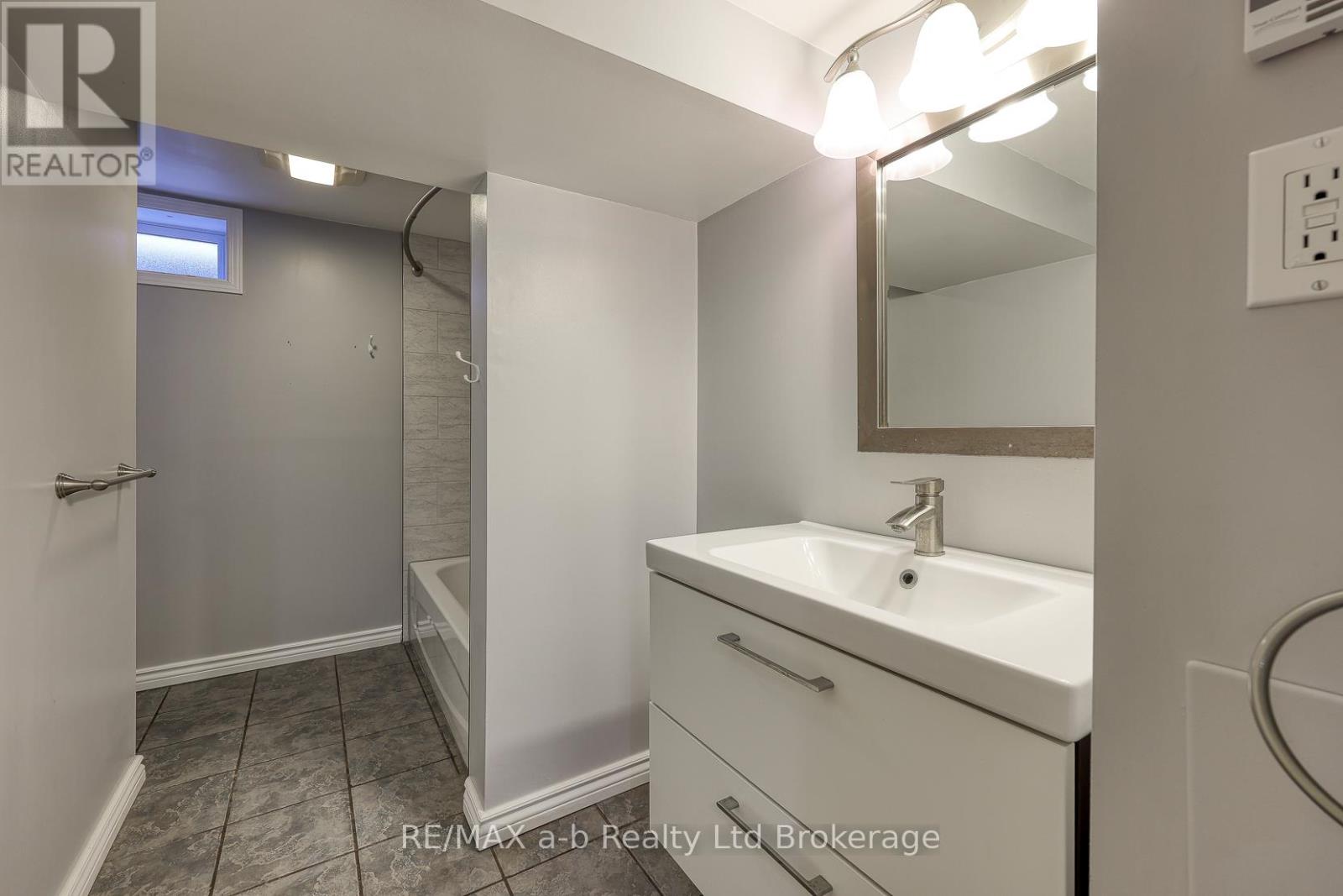 251 King Street E, Ingersoll, Ontario  N5C 1H4 - Photo 43 - X12671774