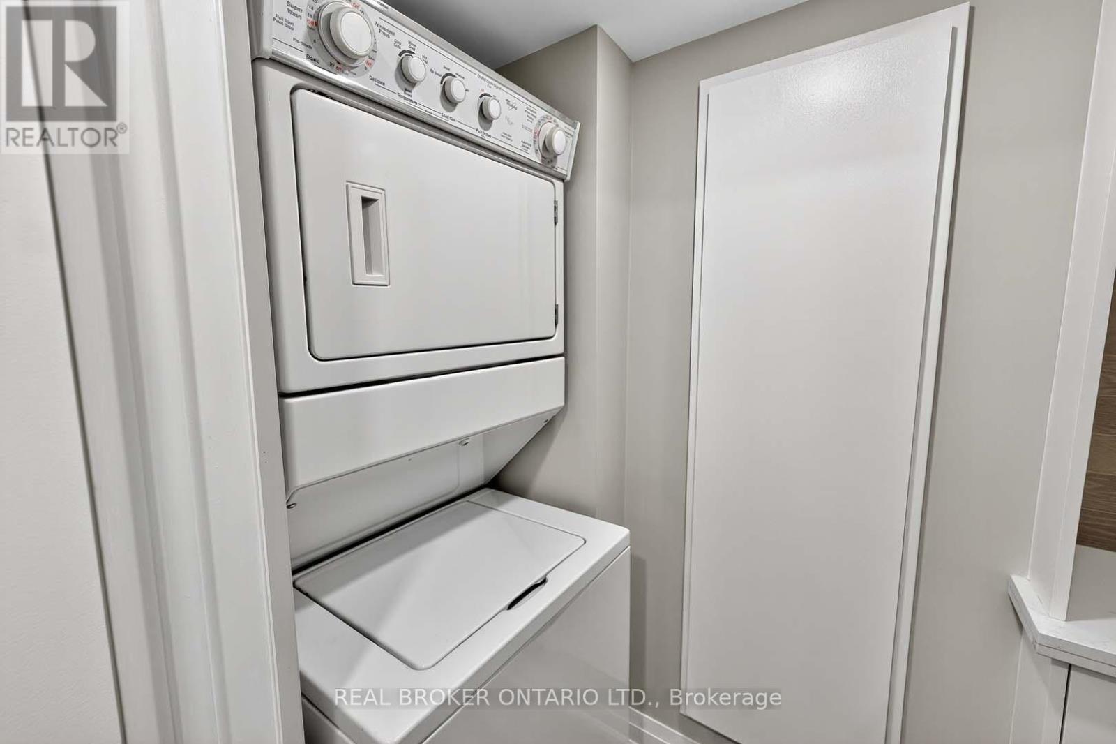 10 Essex Place, Brampton, Ontario  L6T 2A6 - Photo 37 - W12666362