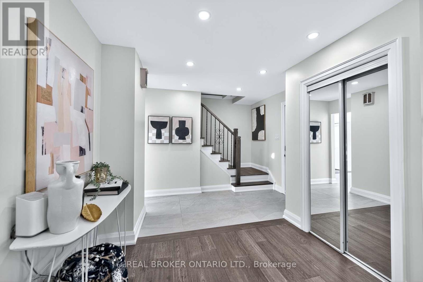 10 Essex Place, Brampton, Ontario  L6T 2A6 - Photo 4 - W12666362