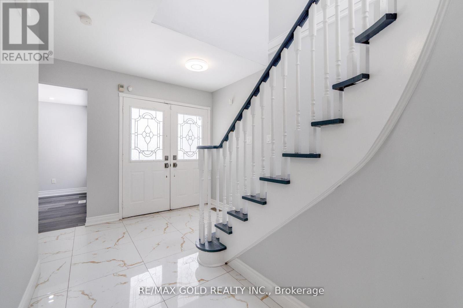 34 Meadowlark Drive, Brampton, Ontario  L6Y 4A7 - Photo 4 - W12666440