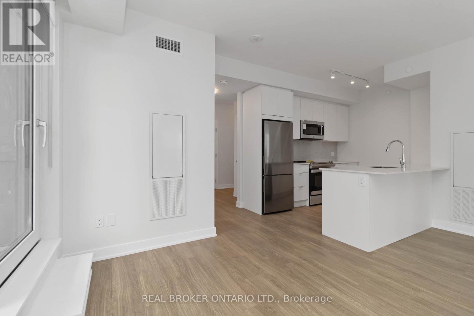 710 - 430 Square One Drive, Mississauga, Ontario  L5B 0L6 - Photo 8 - W12666460