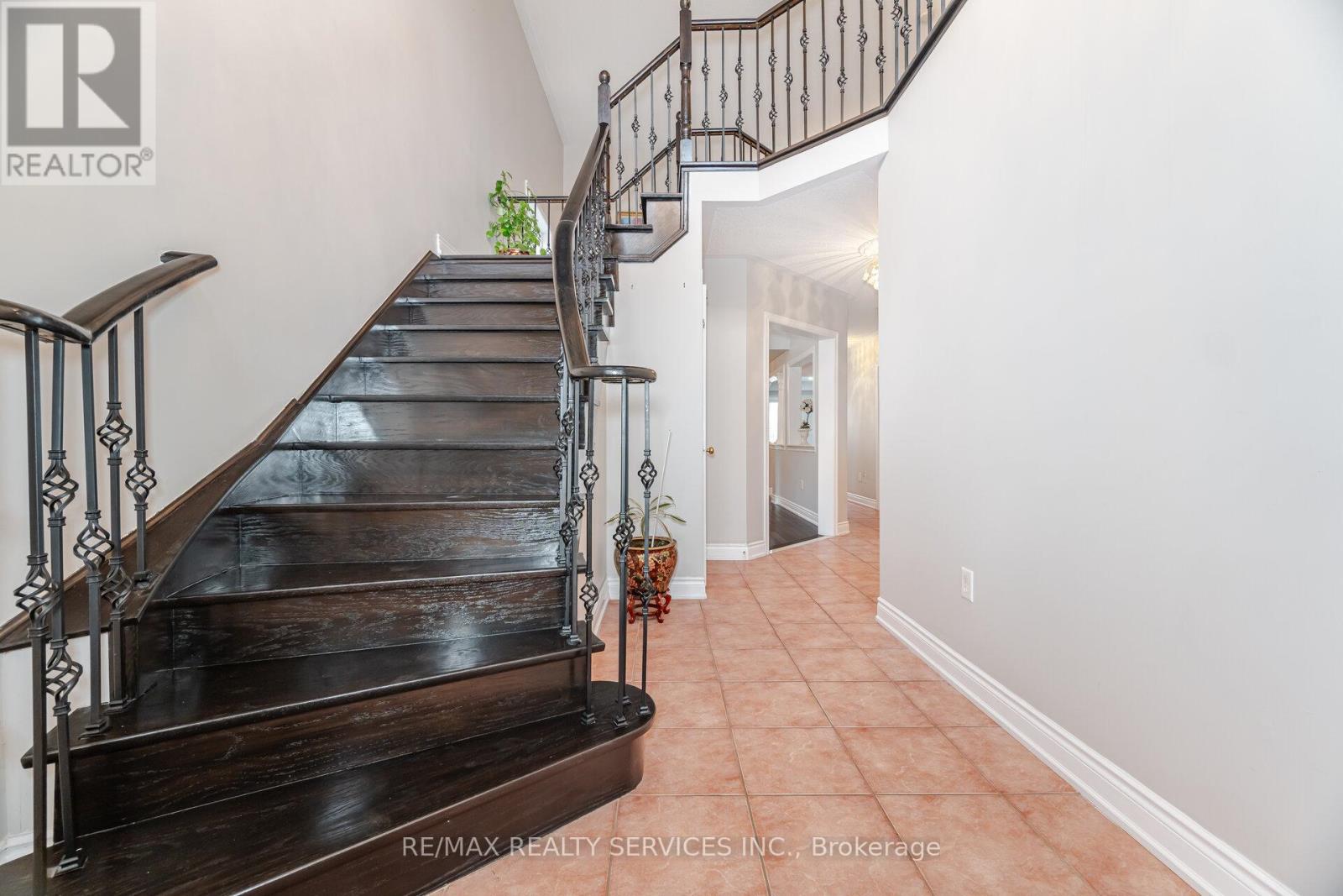 39 Rattlesnake Road, Brampton, Ontario  L6R 3B9 - Photo 3 - W12671636