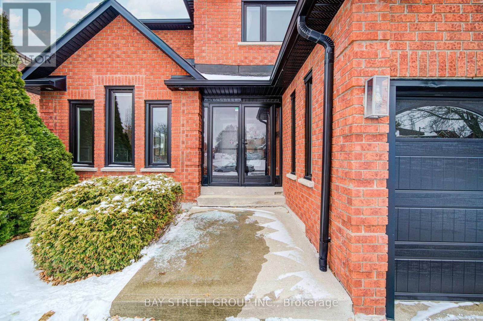 1271 Greenwood Crescent, Oakville, Ontario  L6J 6W3 - Photo 2 - W12671718