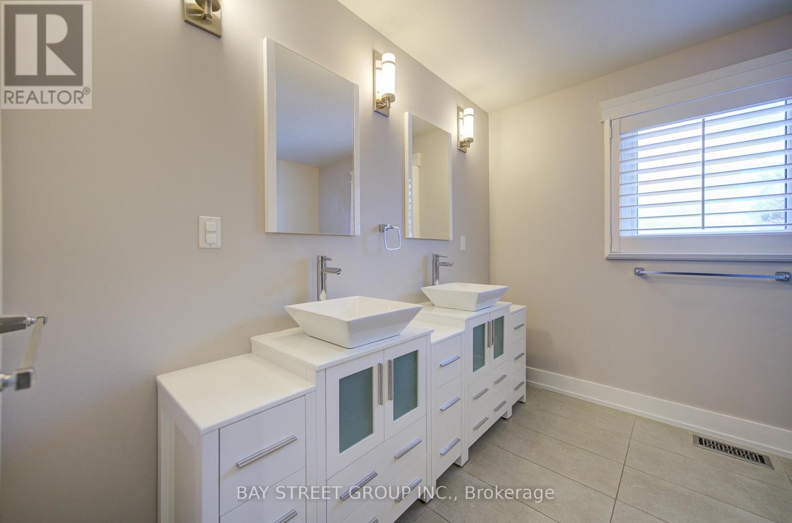 1271 Greenwood Crescent, Oakville, Ontario  L6J 6W3 - Photo 21 - W12671718