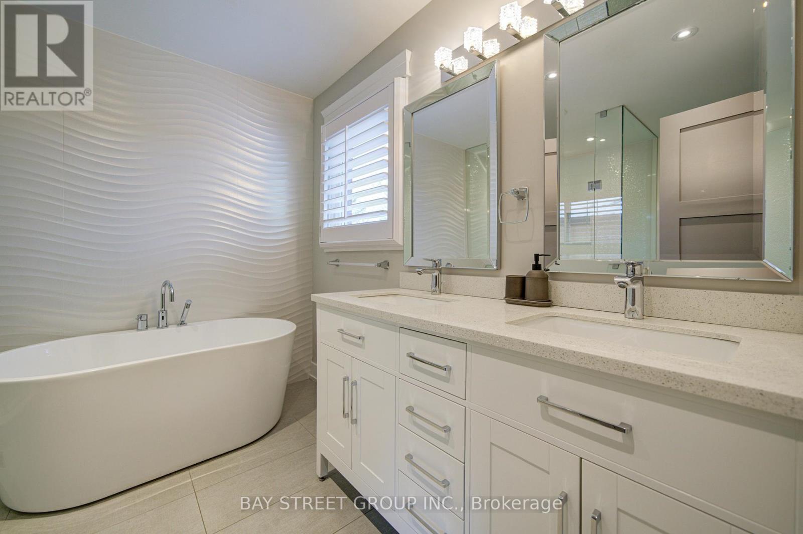 1271 Greenwood Crescent, Oakville, Ontario  L6J 6W3 - Photo 27 - W12671718