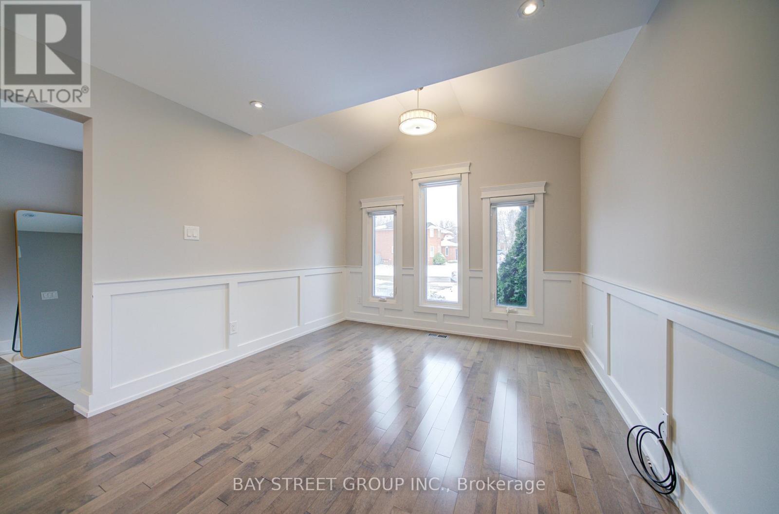 1271 Greenwood Crescent, Oakville, Ontario  L6J 6W3 - Photo 5 - W12671718