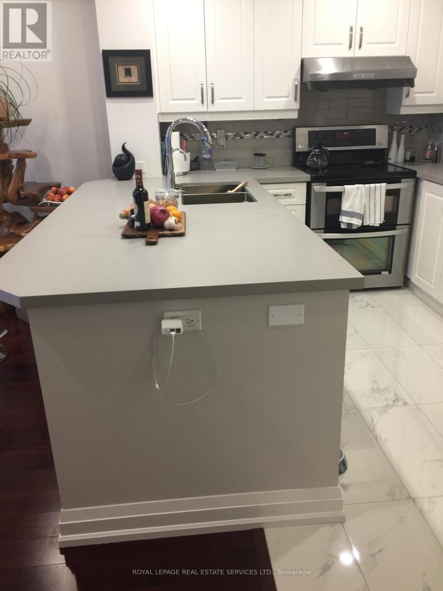 910 - 2267 Lake Shore Boulevard W, Toronto, Ontario  M8V 3X2 - Photo 3 - W12671730