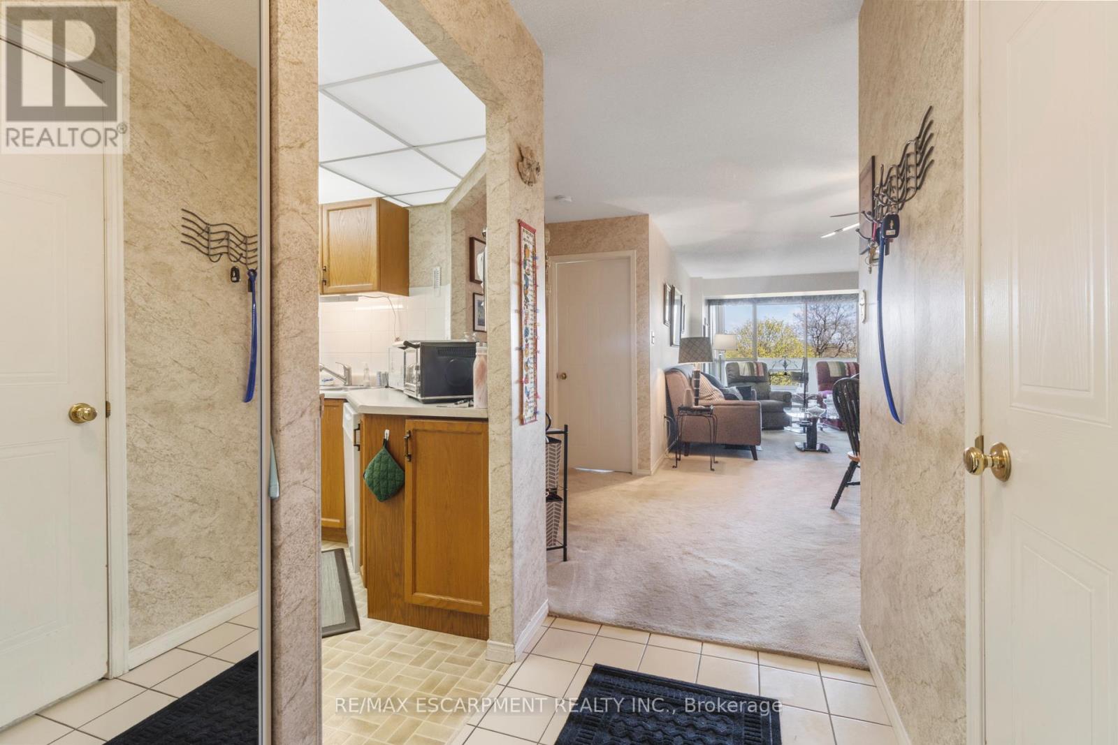 302 - 5070 Pinedale Avenue, Burlington, Ontario  L7L 5V6 - Photo 3 - W12671752