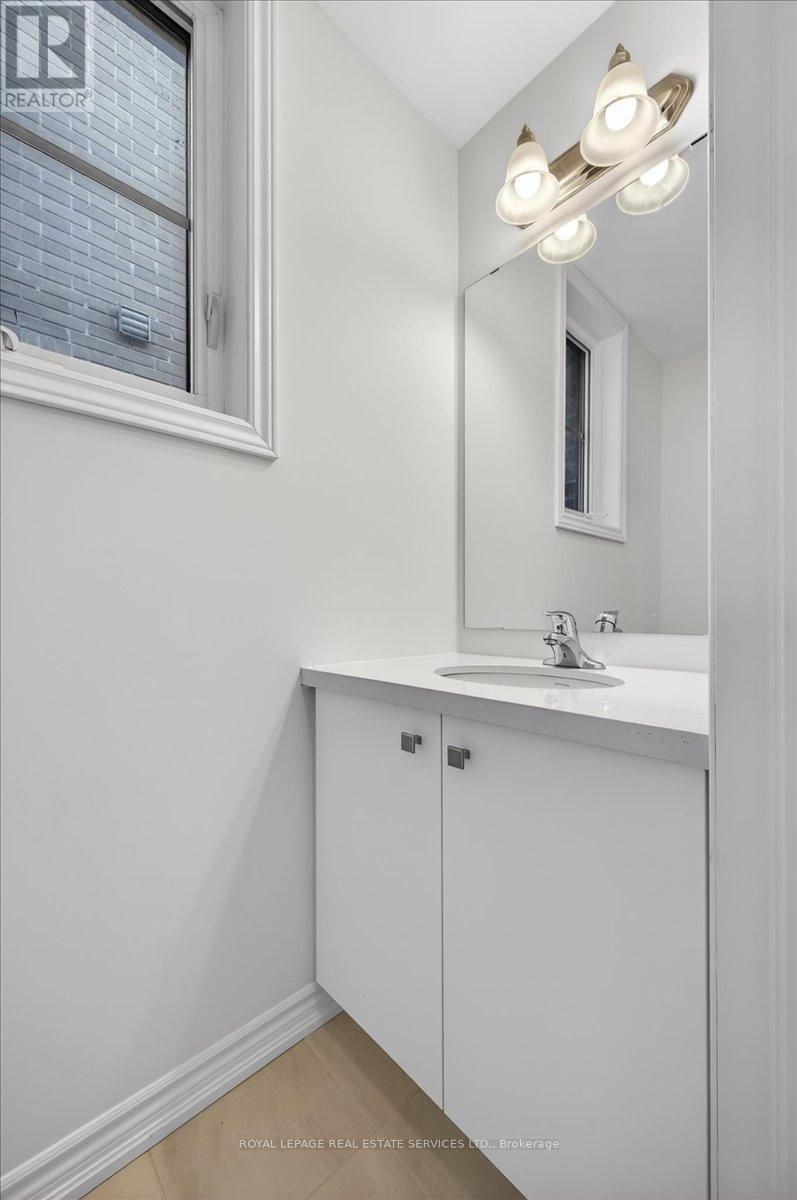 5946 Saigon Street, Mississauga, Ontario  L5V 0E9 - Photo 11 - W12671788