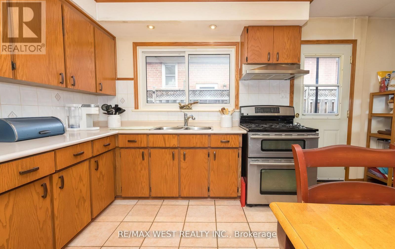 6 Lagos Road, Toronto, Ontario  M9N 4E4 - Photo 13 - W12671904
