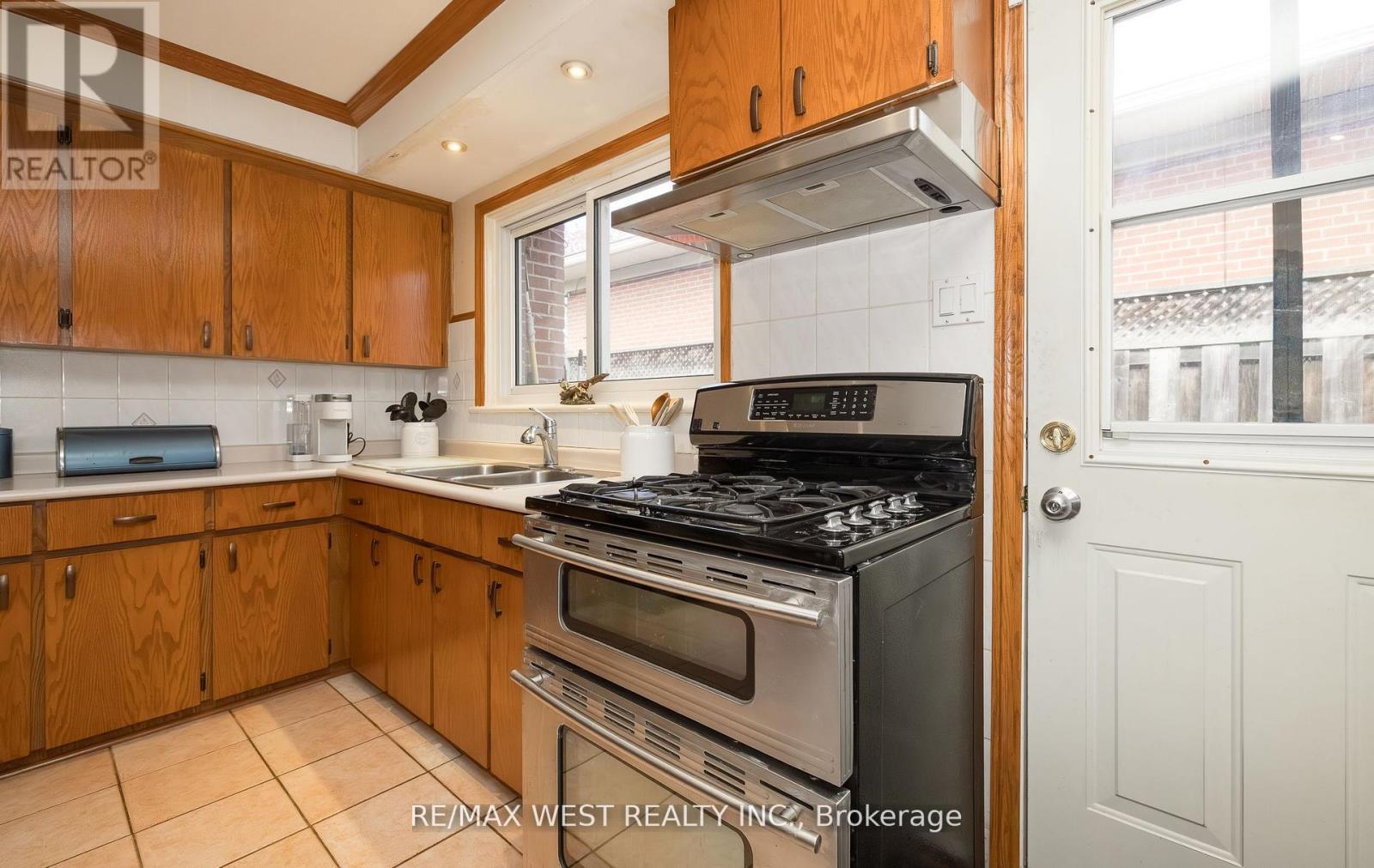 6 Lagos Road, Toronto, Ontario  M9N 4E4 - Photo 15 - W12671904