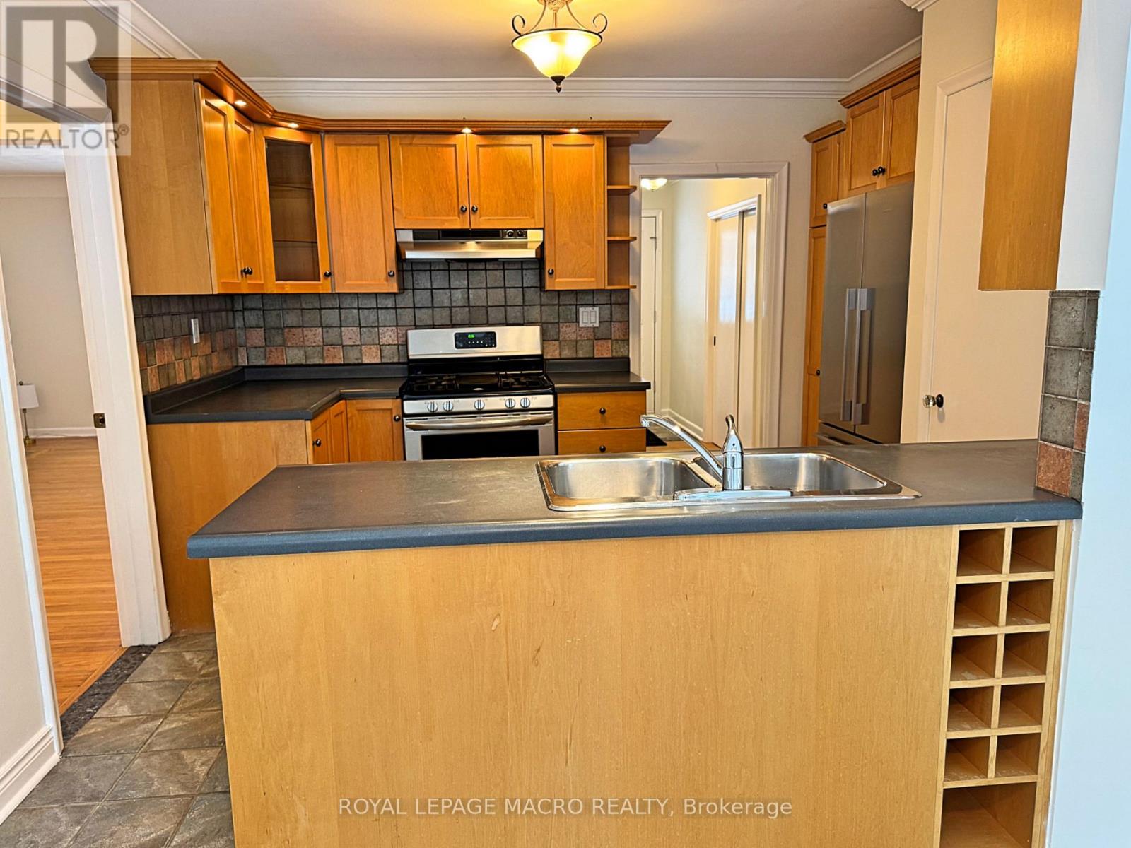 646 Iroquois Avenue, Hamilton, Ontario  L9G 3B4 - Photo 11 - X12671618