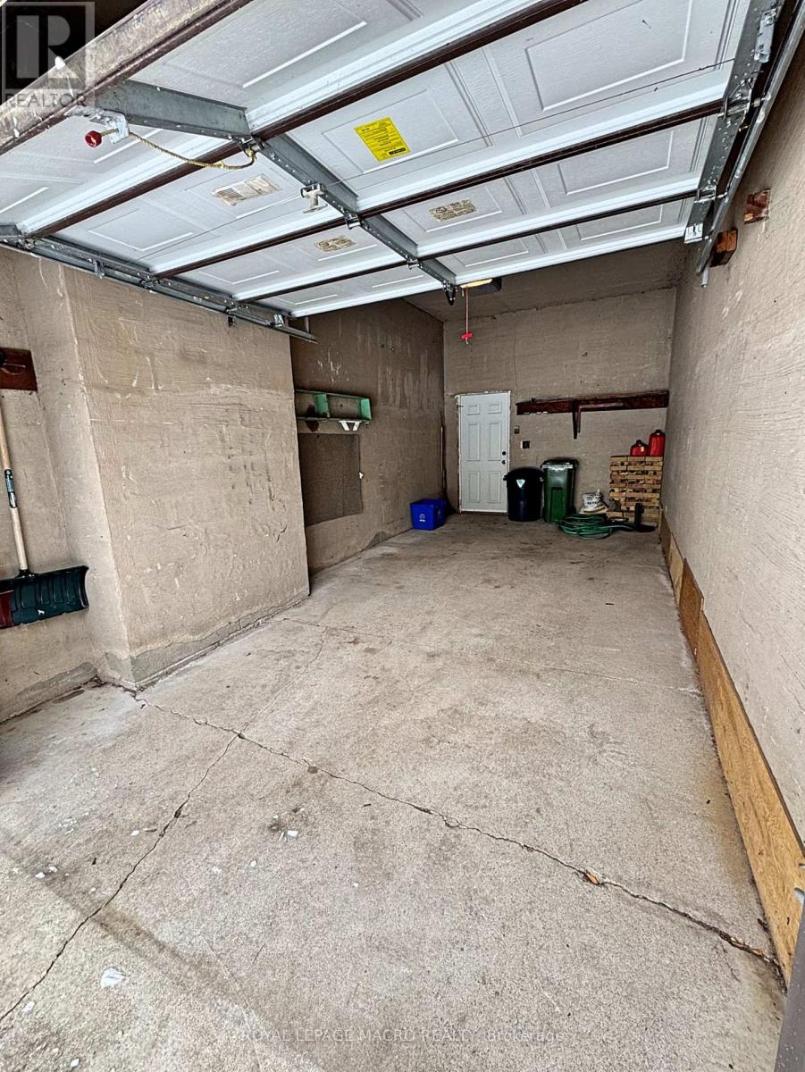 646 Iroquois Avenue, Hamilton, Ontario  L9G 3B4 - Photo 4 - X12671618