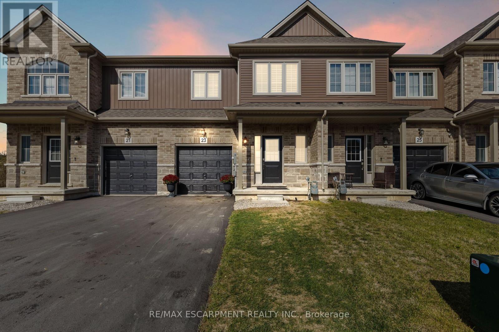 23 Zoe Lane, Hamilton, Ontario  L0R 1C0 - Photo 2 - X12671656