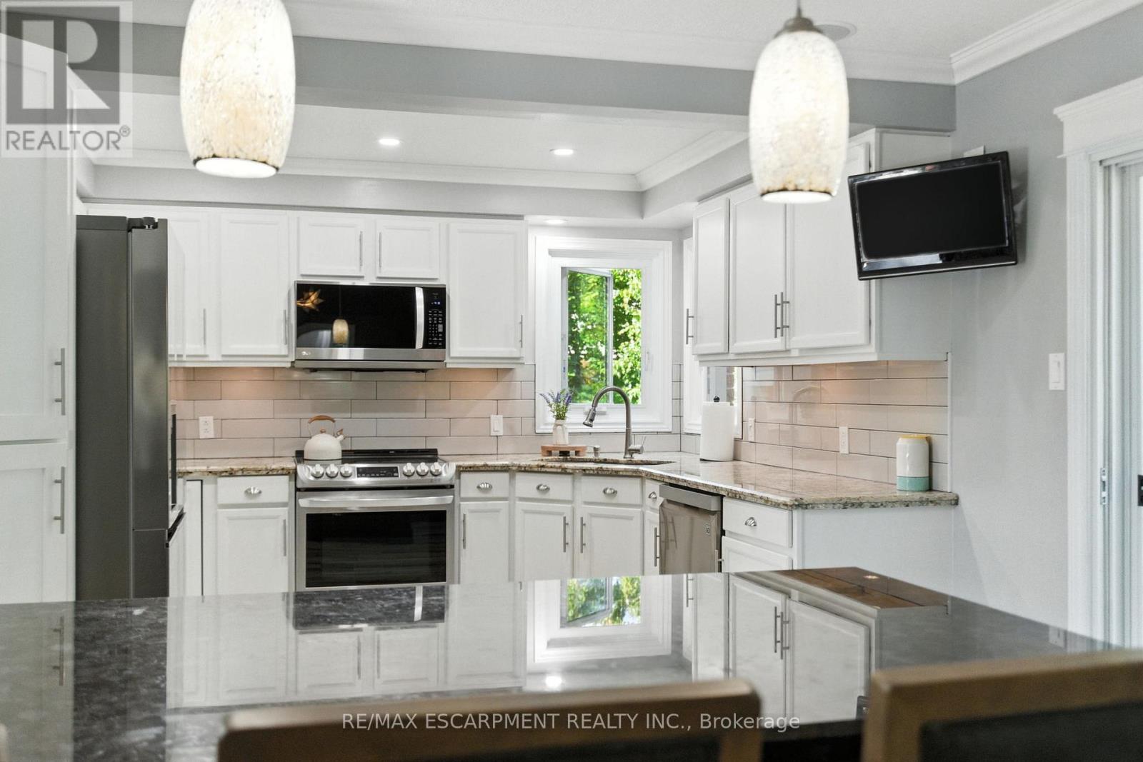 36 Pinecreek Road, Hamilton, Ontario  L8B 0H1 - Photo 11 - X12493416