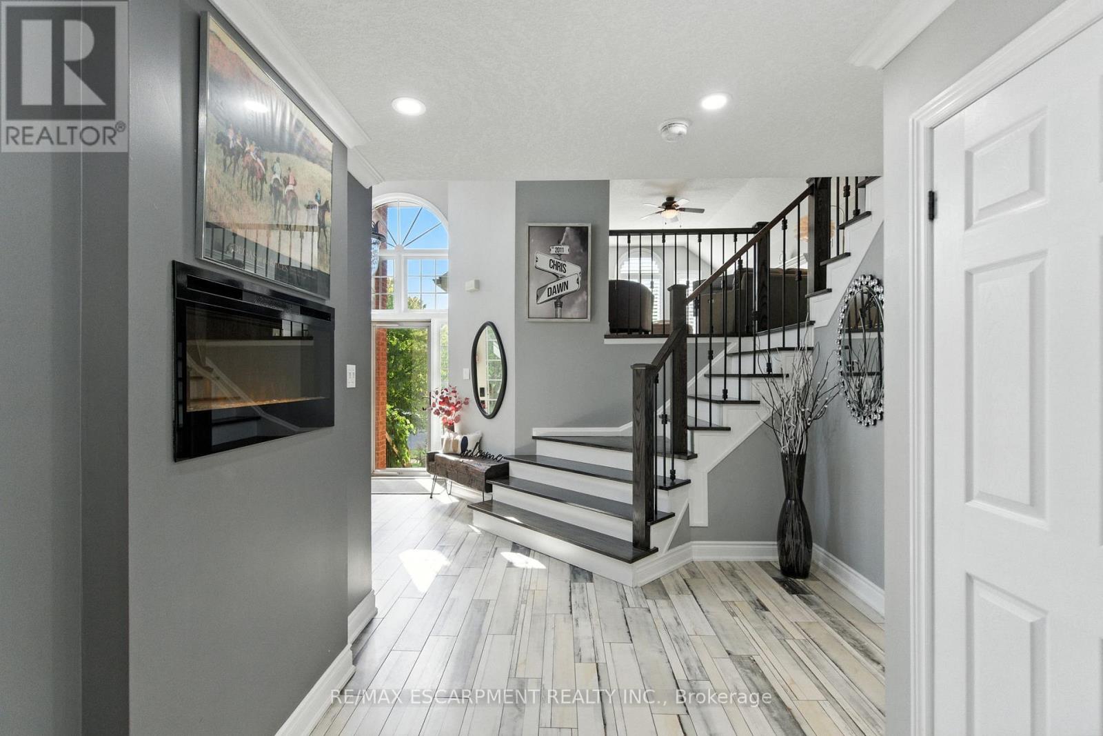 36 Pinecreek Road, Hamilton, Ontario  L8B 0H1 - Photo 17 - X12493416