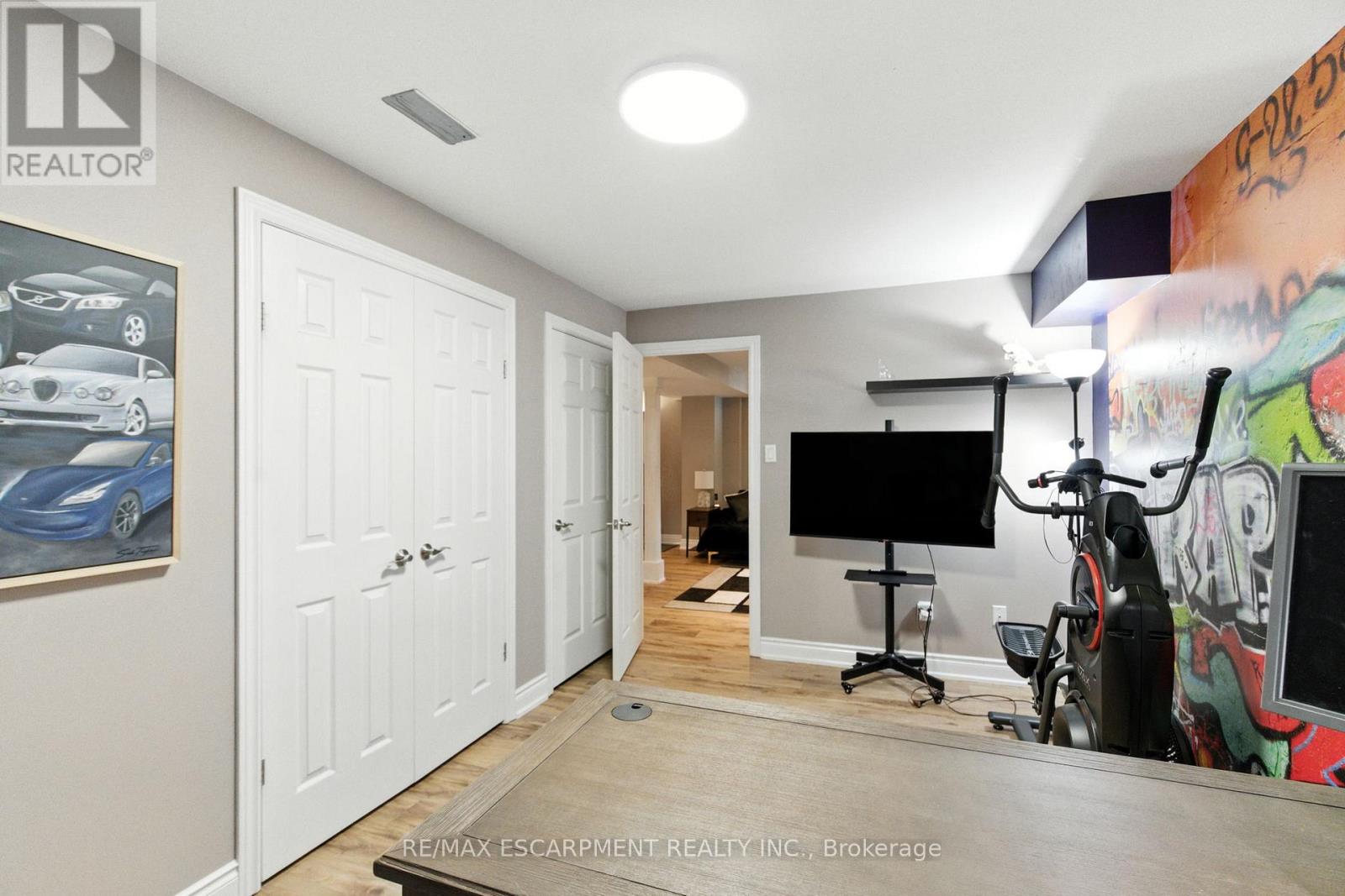 36 Pinecreek Road, Hamilton, Ontario  L8B 0H1 - Photo 39 - X12493416