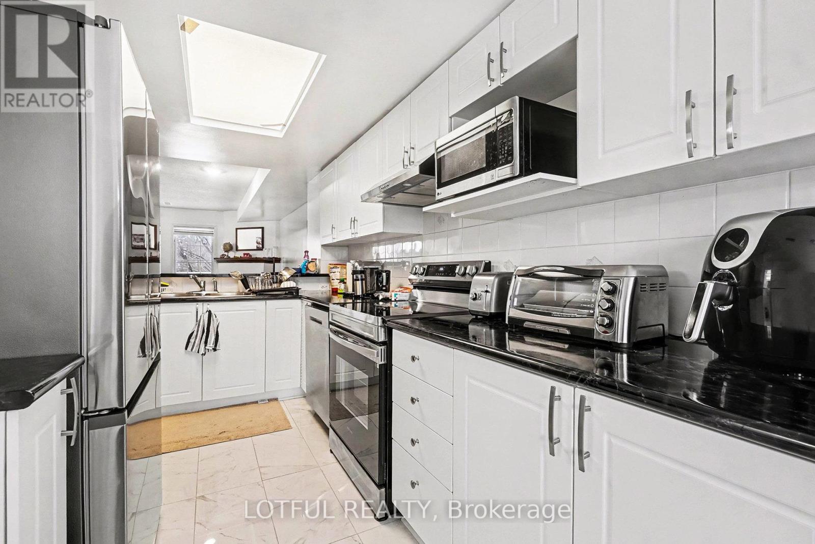 C - 112 Centrepointe Drive, Ottawa, Ontario  K2G 6K3 - Photo 4 - X12671964