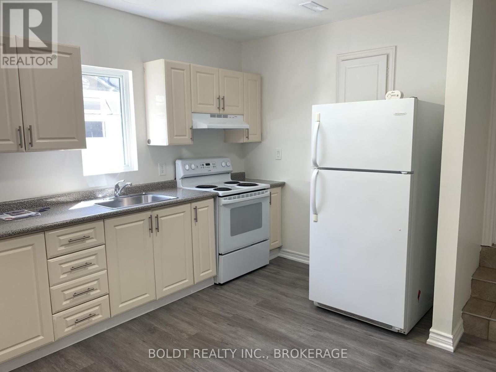 114 Lake Street E, St. Catharines, Ontario  L2R 5X8 - Photo 7 - X12672080