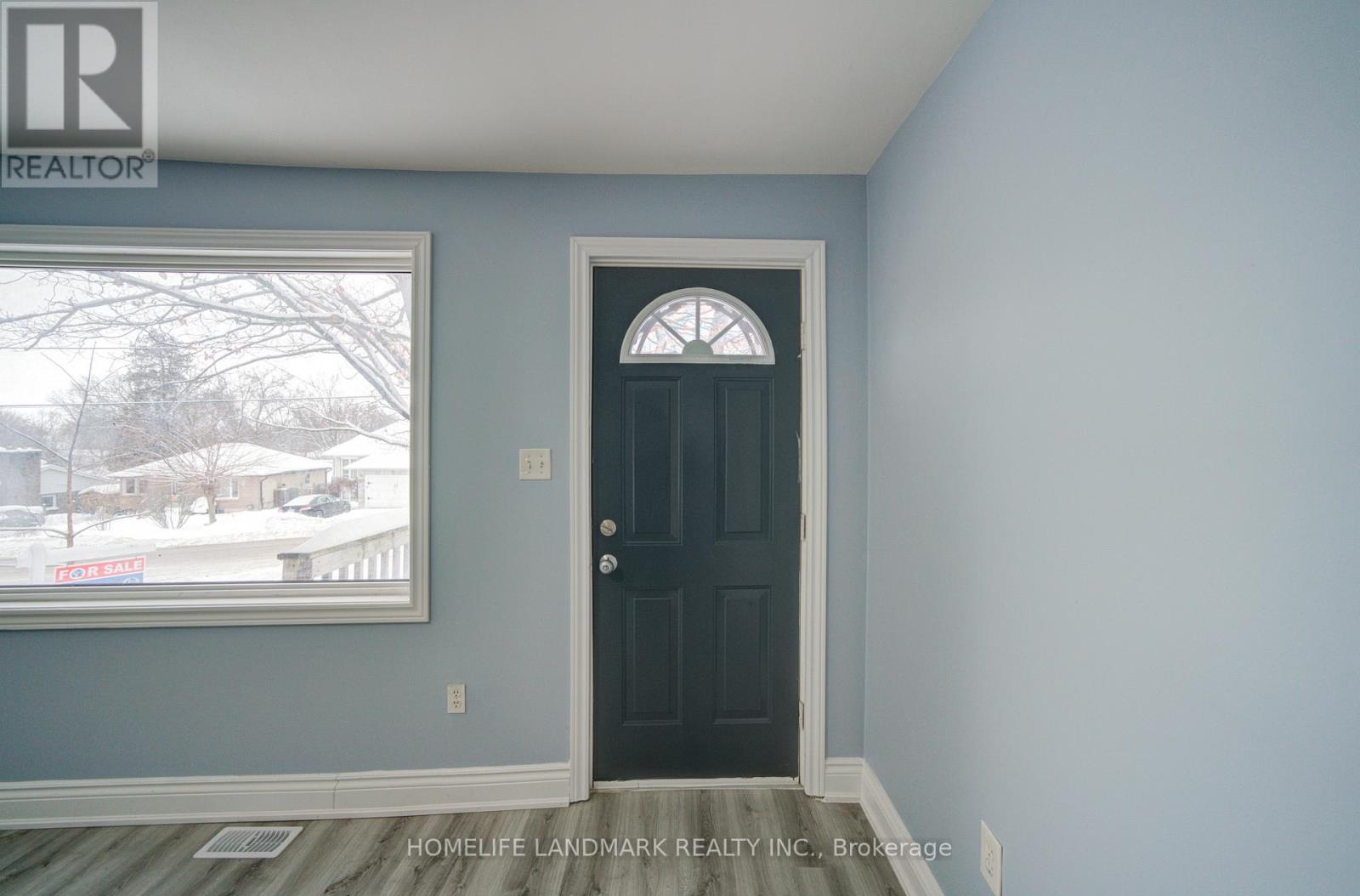 241 Glenwoods Avenue, Georgina, Ontario  L4P 2X1 - Photo 5 - N12662468