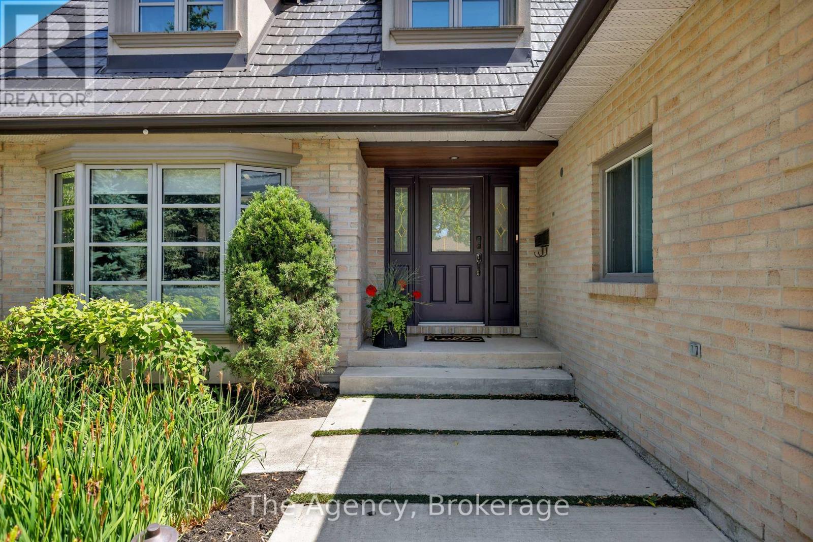 262 Mary Street, Oakville, Ontario  L6K 3V4 - Photo 3 - W12539142