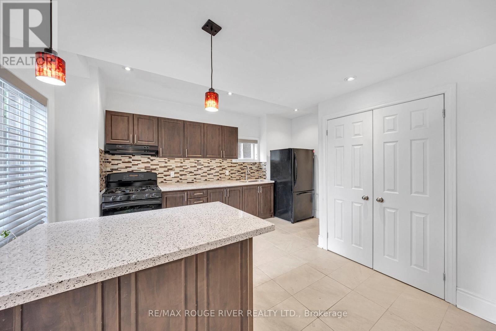 8 St Philip Court, Whitby, Ontario  L1P 0A5 - Photo 36 - E12671944