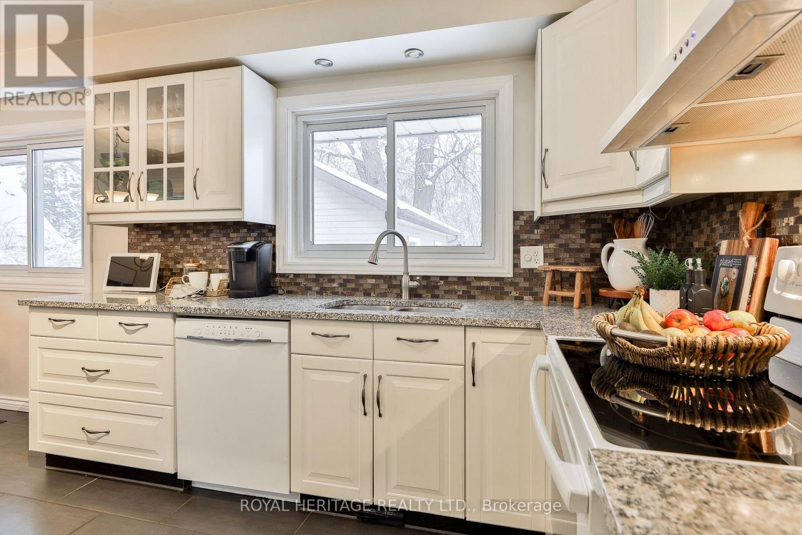 906 Dunlop Street E, Whitby, Ontario  L1N 1T2 - Photo 16 - E12672038