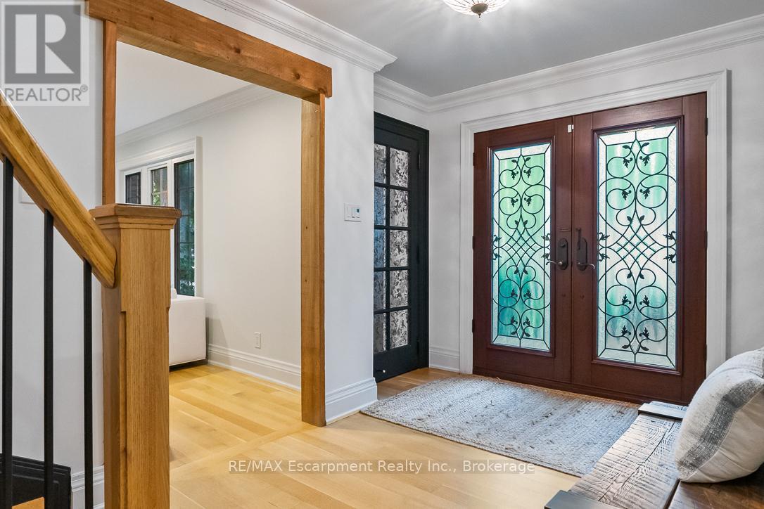 138 Cavendish Court, Oakville, Ontario  L6J 5S2 - Photo 3 - W12672268