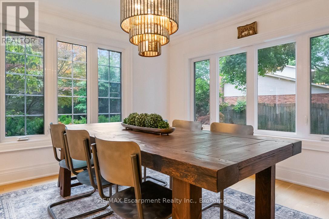 138 Cavendish Court, Oakville, Ontario  L6J 5S2 - Photo 8 - W12672268