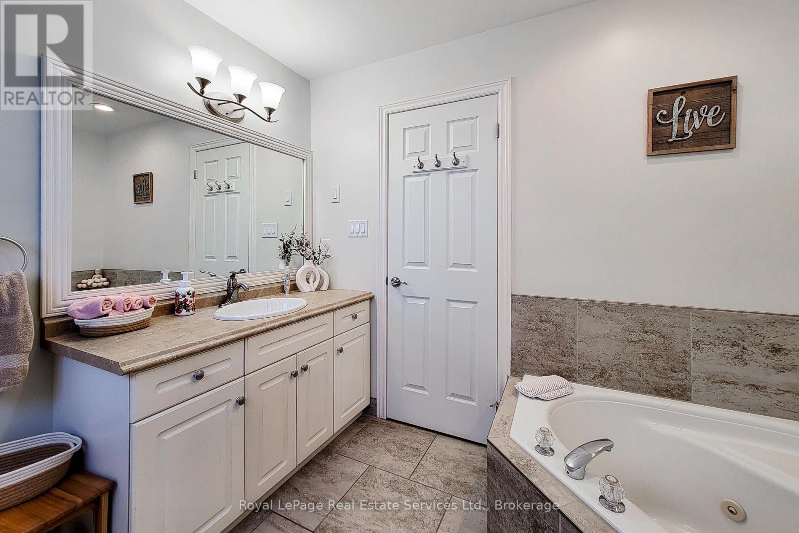 8111 Woodsview Crescent, Niagara Falls, Ontario  L2H 3G3 - Photo 25 - X12672154