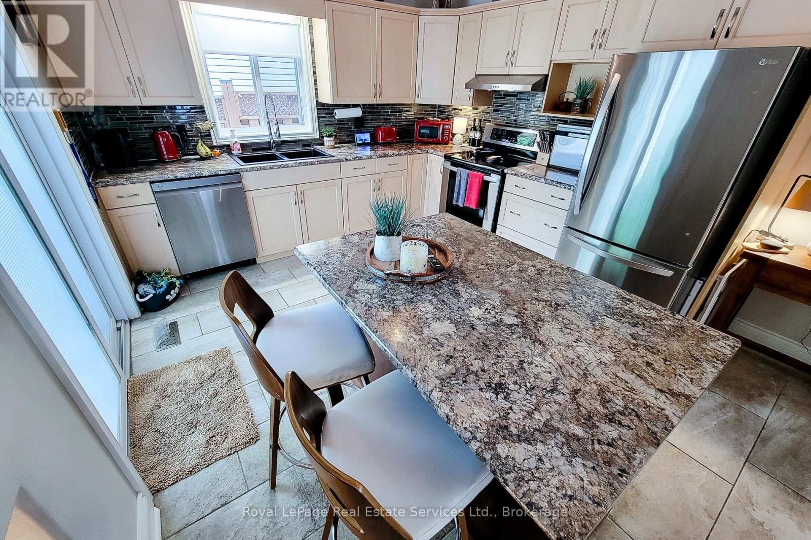 8111 Woodsview Crescent, Niagara Falls, Ontario  L2H 3G3 - Photo 6 - X12672154