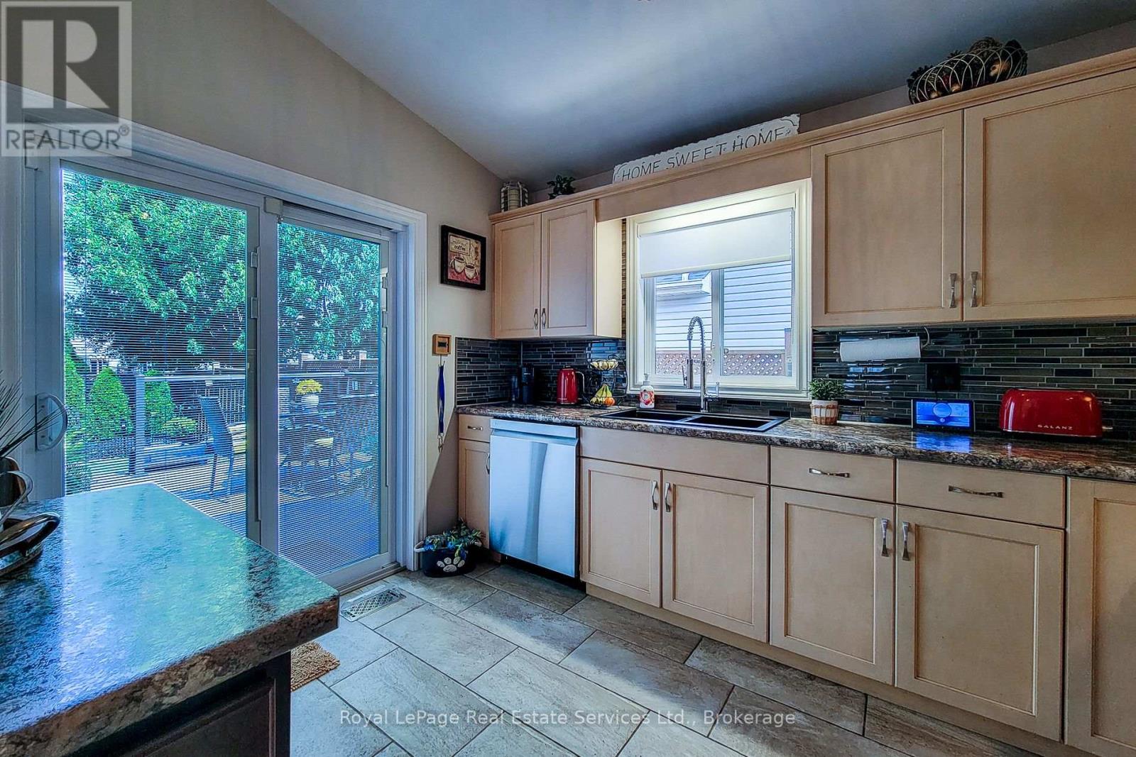 8111 Woodsview Crescent, Niagara Falls, Ontario  L2H 3G3 - Photo 9 - X12672154