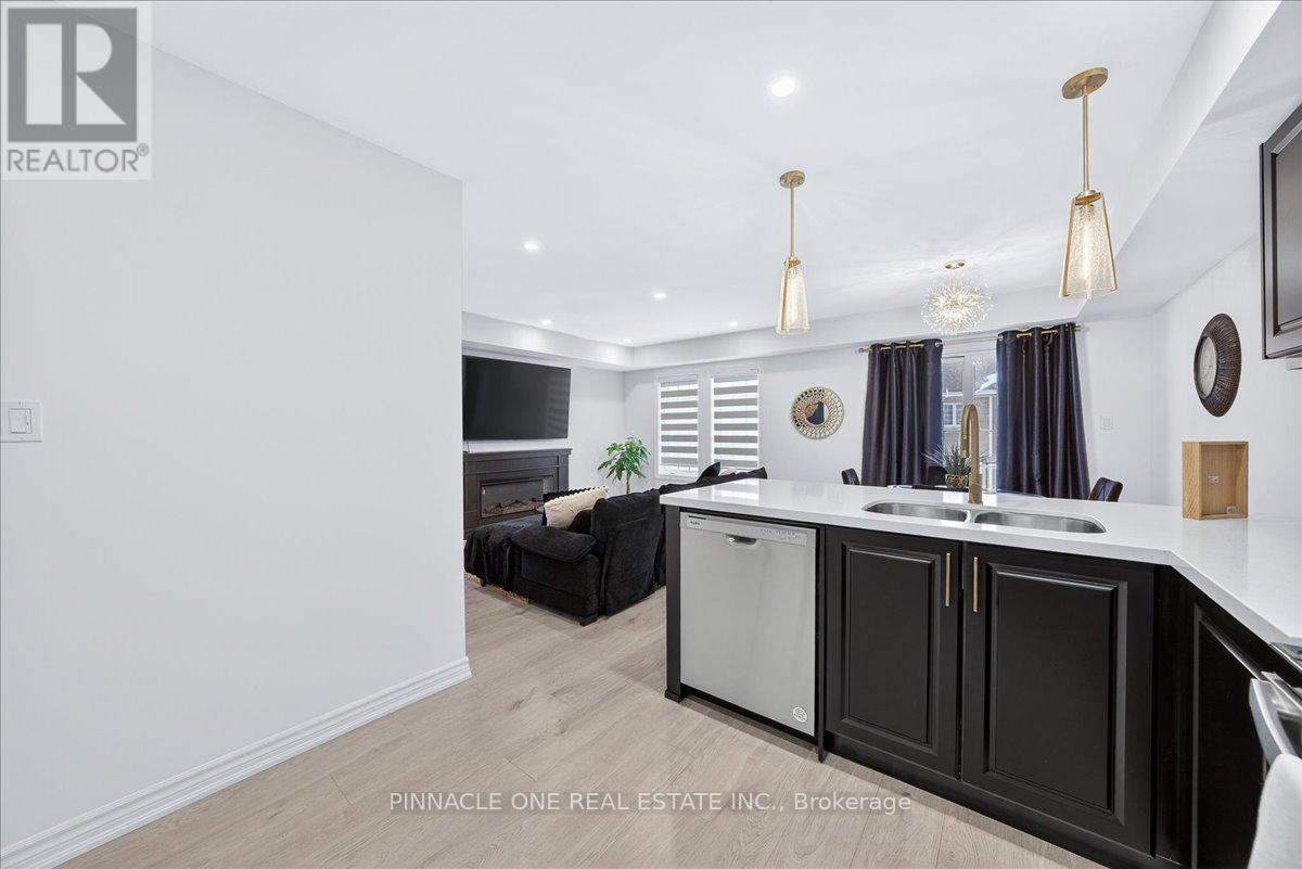 4 - 41 Pumpkin Corner Crescent, Barrie, Ontario  L9J 0C2 - Photo 10 - S12672064