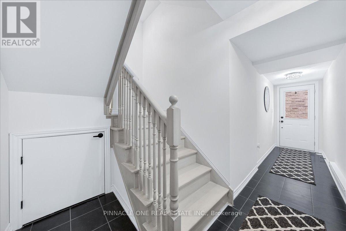 4 - 41 Pumpkin Corner Crescent, Barrie, Ontario  L9J 0C2 - Photo 3 - S12672064