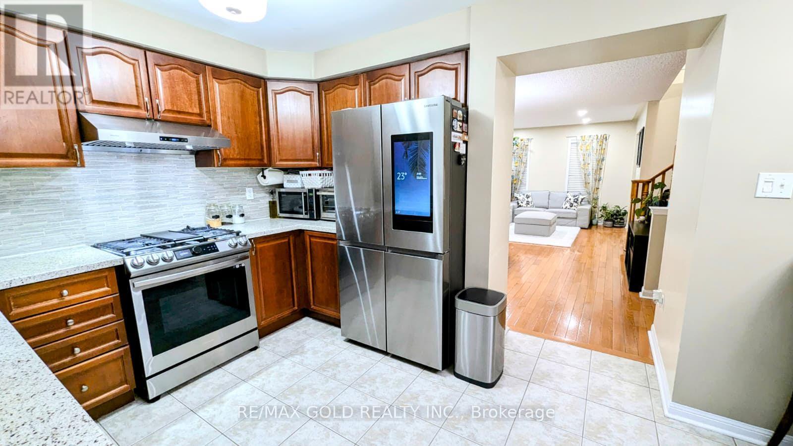 56 Williamson Drive, Brampton, Ontario  L7A 3L9 - Photo 4 - W12671982