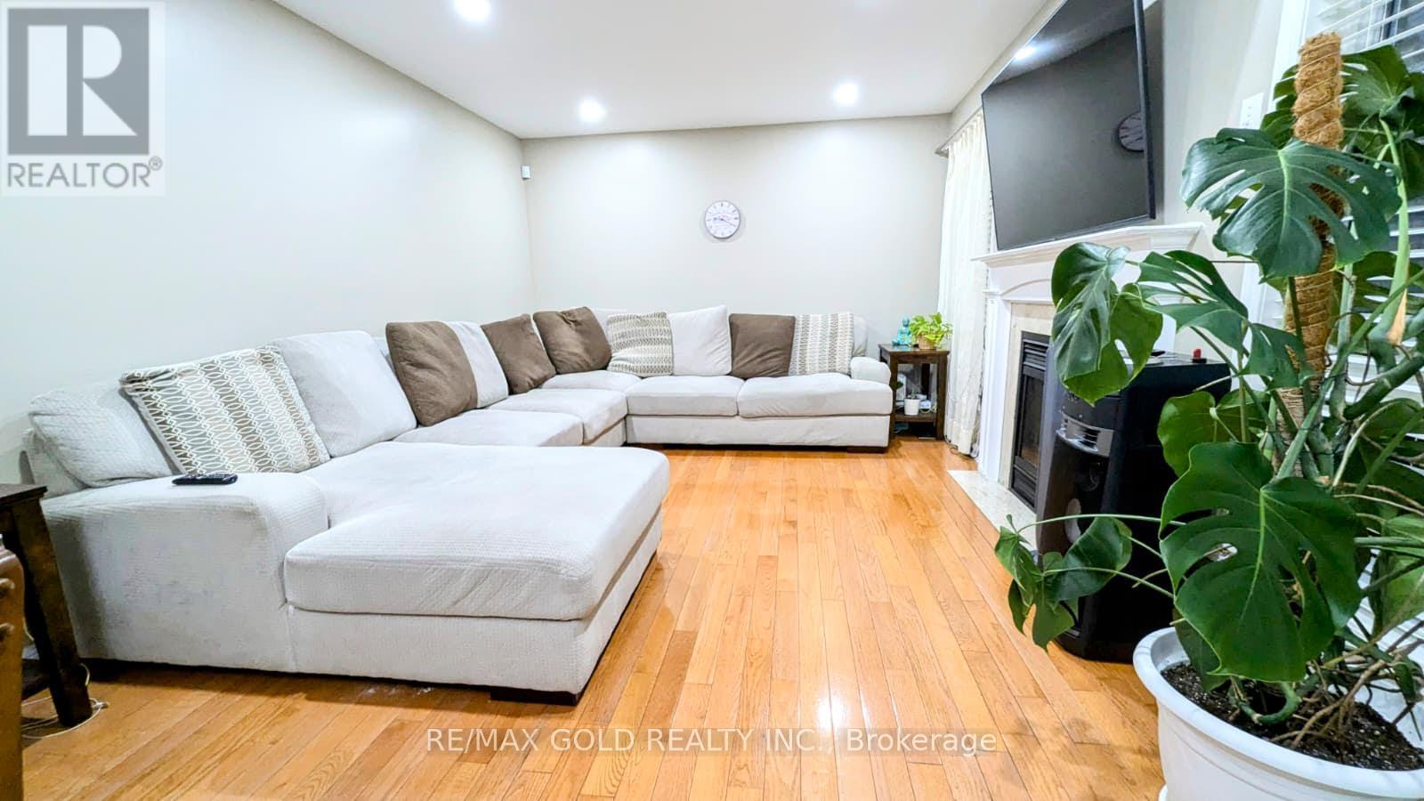 56 Williamson Drive, Brampton, Ontario  L7A 3L9 - Photo 5 - W12671982