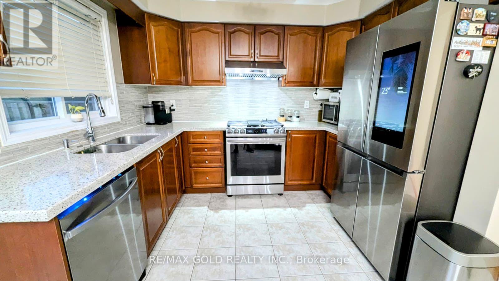 56 Williamson Drive, Brampton, Ontario  L7A 3L9 - Photo 7 - W12671982